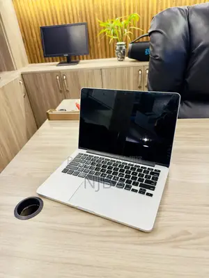 New Laptop Apple MacBook Pro 2015 8GB Intel Core i7 SSD 256GB