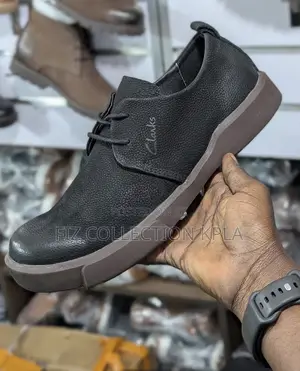 Clarks Noir Low Derby