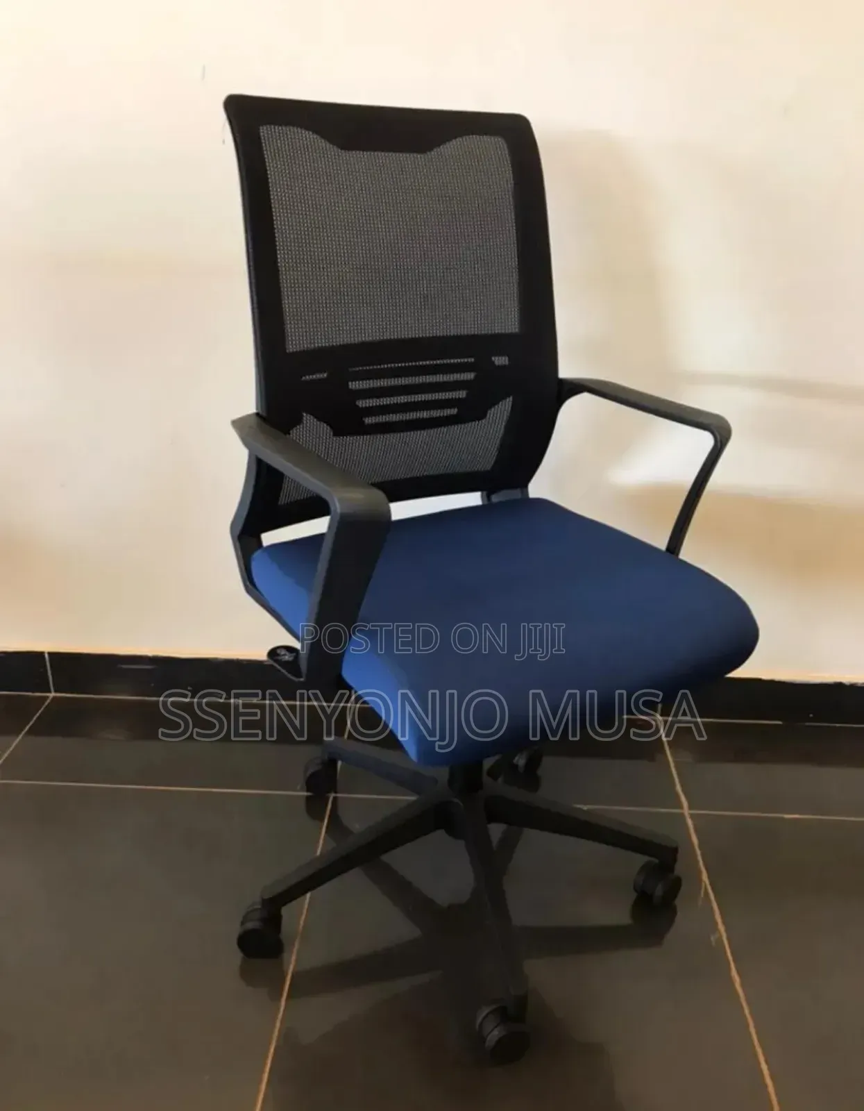Office Chair With Mesh Backrest - Adjustable Height, Swivel