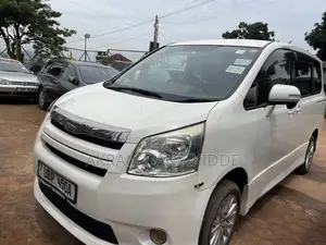 Toyota Noah 2011 Pearl