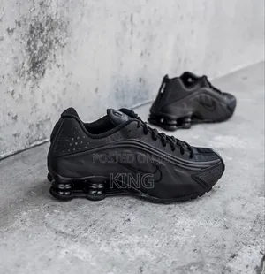 Nike Shox R4 Sneakers Triple Black