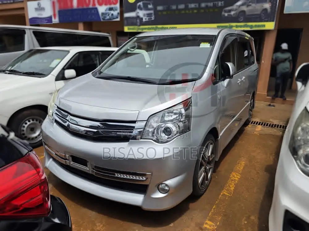 Toyota Noah 2.0 143hp AWD (7 Seater) 2013 Silver