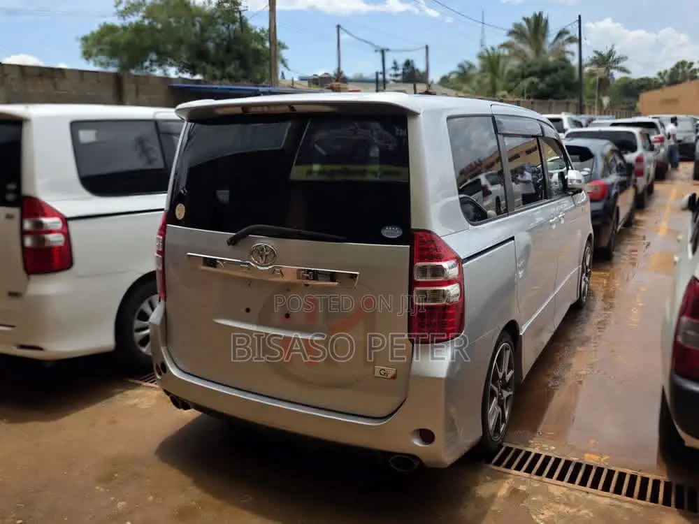 Toyota Noah 2.0 143hp AWD (7 Seater) 2013 Silver