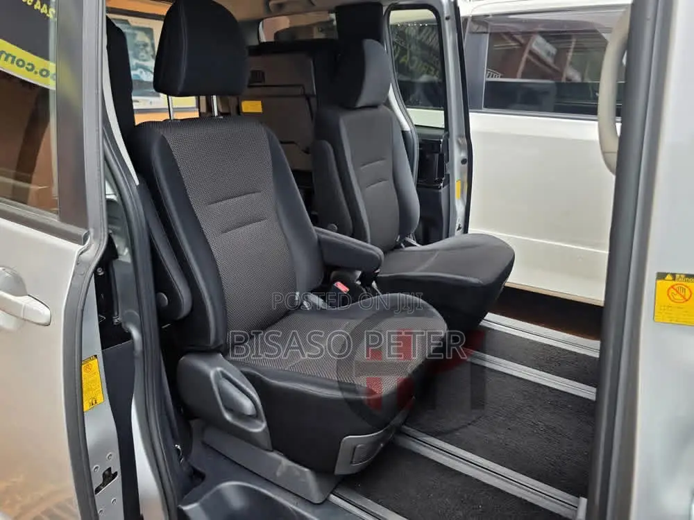 Toyota Noah 2.0 143hp AWD (7 Seater) 2013 Silver