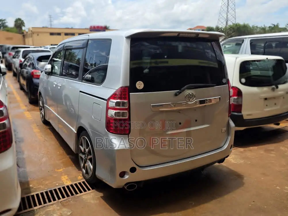 Toyota Noah 2.0 143hp AWD (7 Seater) 2013 Silver