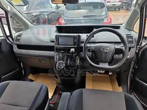 Toyota Noah 2.0 143hp AWD (7 Seater) 2013 Silver