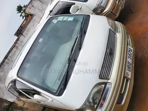 Toyota HiAce 2006 White