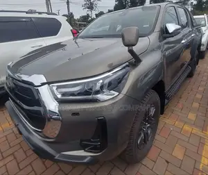 Toyota Hilux 2023 Silver