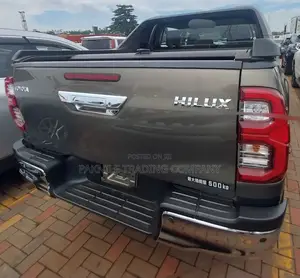 Toyota Hilux 2023 Silver