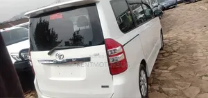 Toyota Noah 2.0 143hp FWD (8 Seater) 2012 White