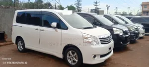 Toyota Noah 2.0 143hp AWD (8 Seater) 2012 Off white