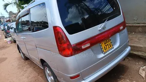 Nissan Serena 2004 Silver