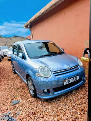 Toyota Sienta 2011