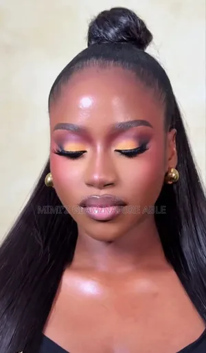 Makeupartist Available