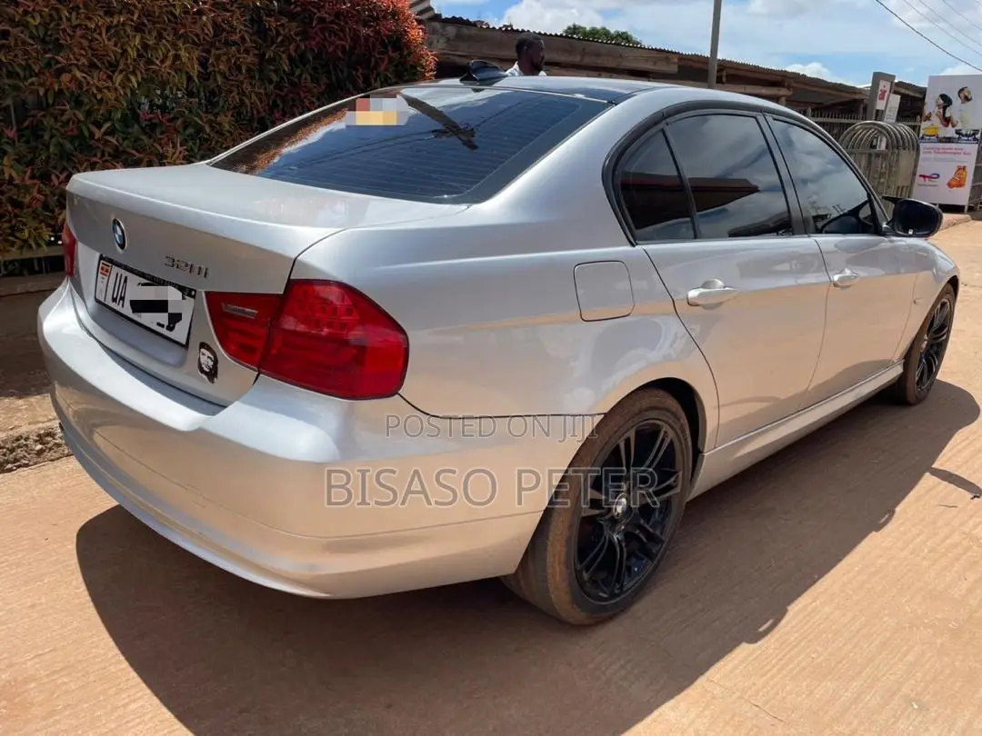 BMW 320i Sedan RWD 2009 Silver