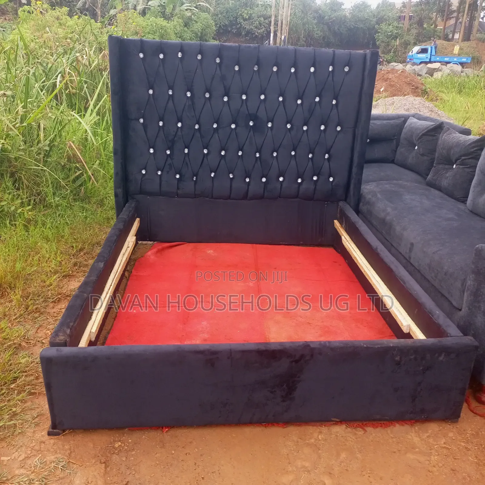 5x6 Tufted Bed