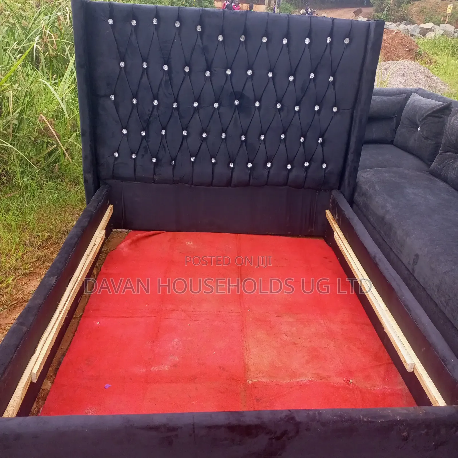 5x6 Tufted Bed