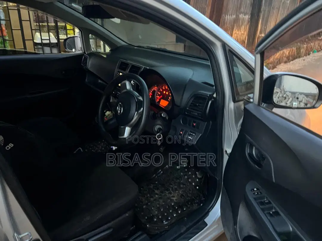 Toyota Ractis 1.5 AWD 2011 Silver