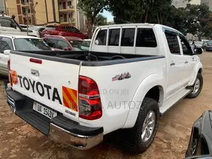 Toyota Hilux 2010 White