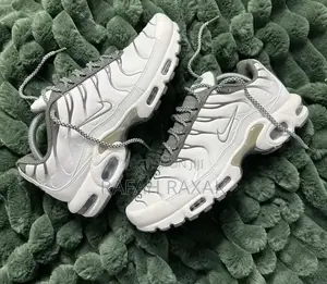 Phantom Nike Airmax Plus Sneakers