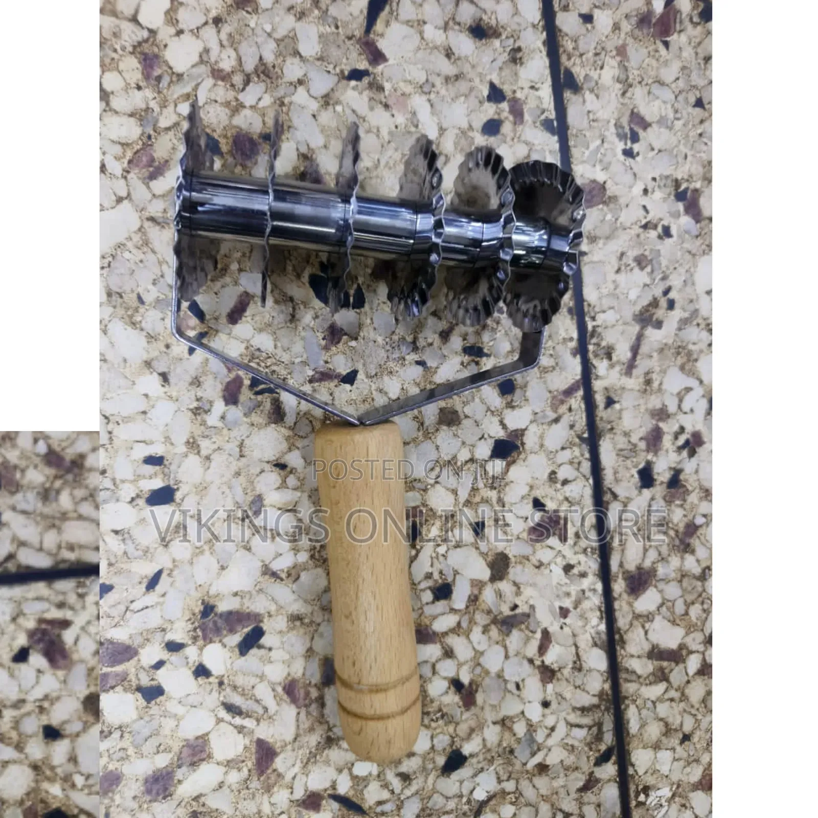 Stainless Steel Lattice Dough Roller Cutter With a Wooden Handle,