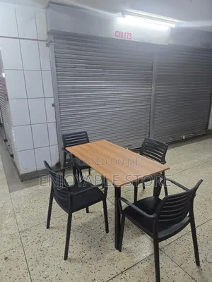 Restaurant Dining Wooden Table and Plastic Chairs