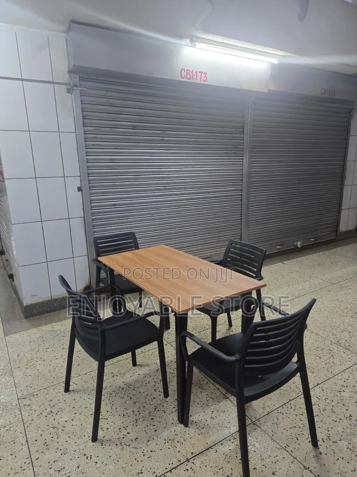 Restaurant Dining Wooden Table and Plastic Chairs