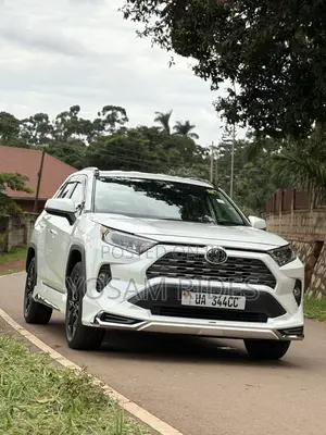 Toyota RAV4 XLE Premium FWD 2020 White