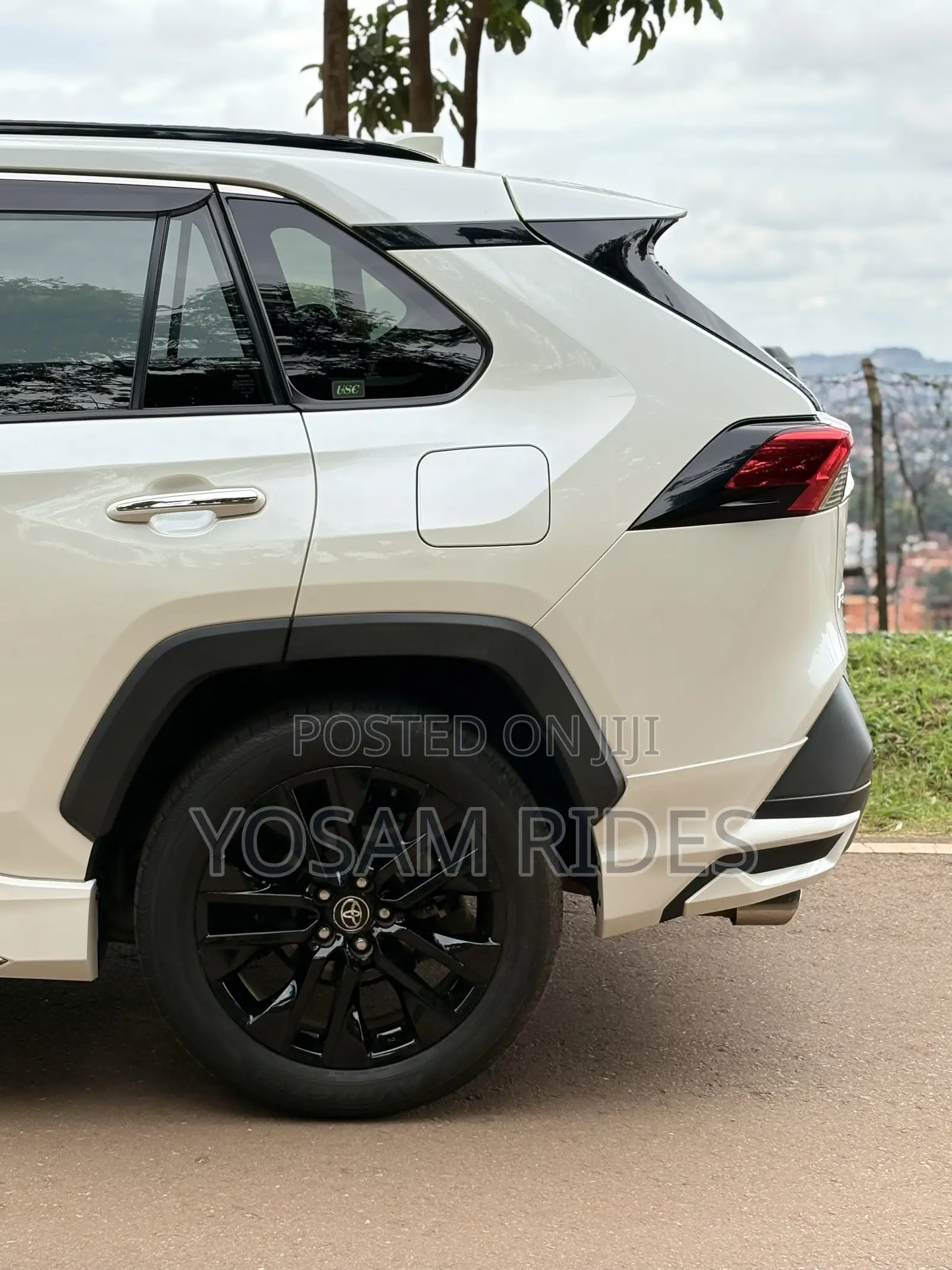 Toyota RAV4 XLE Premium FWD 2020 White