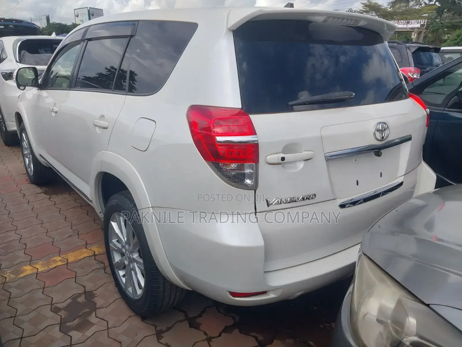 Toyota Vanguard 2013 White