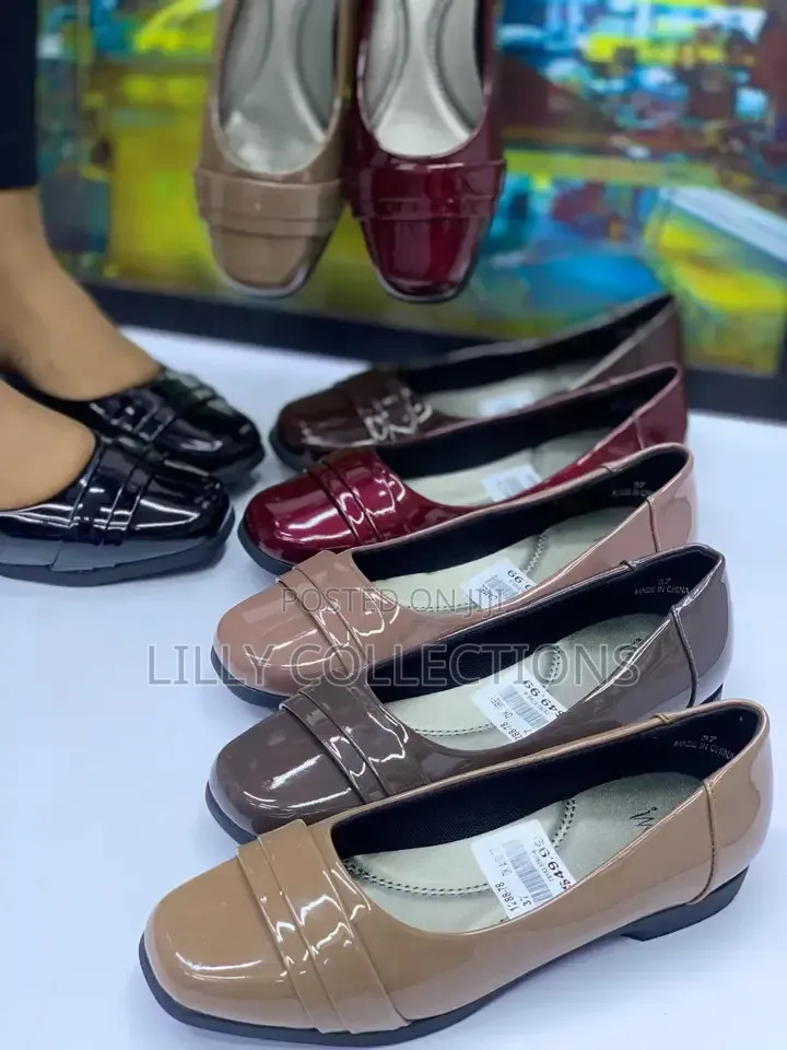 Shiny Surface Flat Shoes