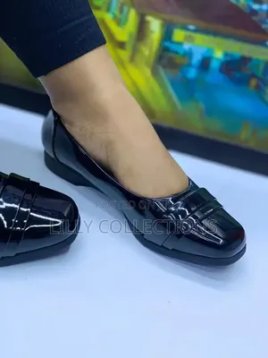Shiny Surface Flat Shoes