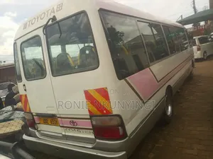 Mitsubishi Fuso Rosa 2002 White