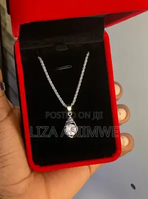 Lady’S Timeless Stunning Teardrop Solitaire Pendant Necklace