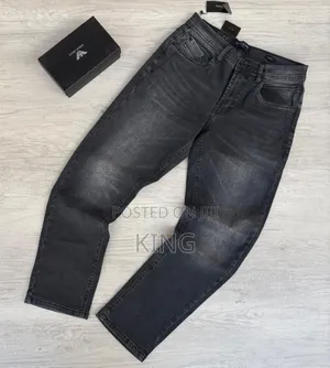 Distressed Rugged Style Jeans