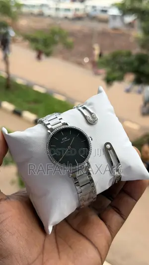 A Petite Lumine Bezel Daniel Wellington Timepiece