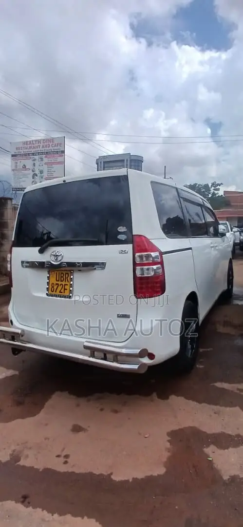 Toyota Noah 2011 White