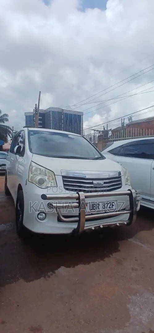 Toyota Noah 2011 White