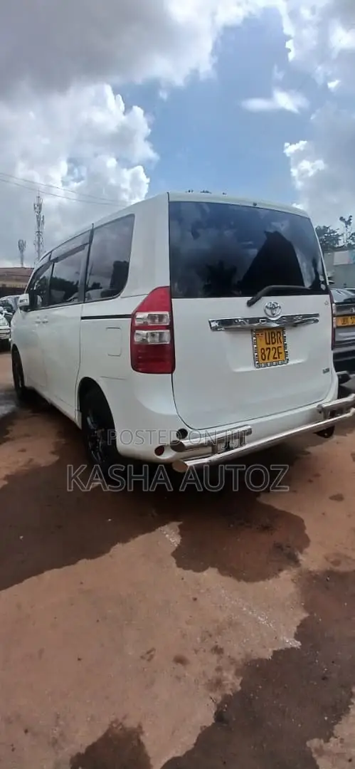 Toyota Noah 2011 White