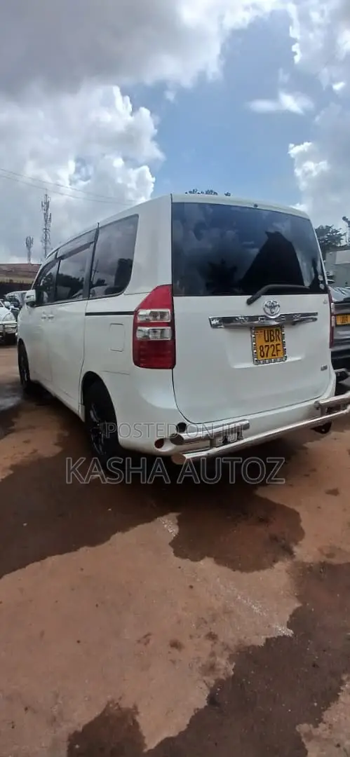 Toyota Noah 2011 White