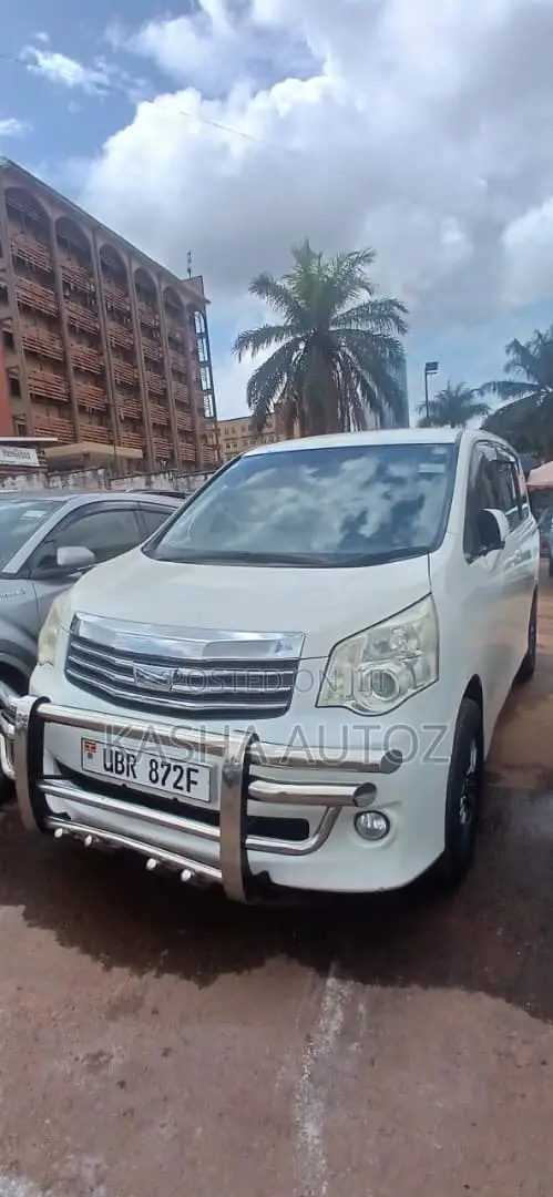 Toyota Noah 2011 White