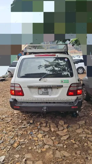 Toyota Land Cruiser 2001 White