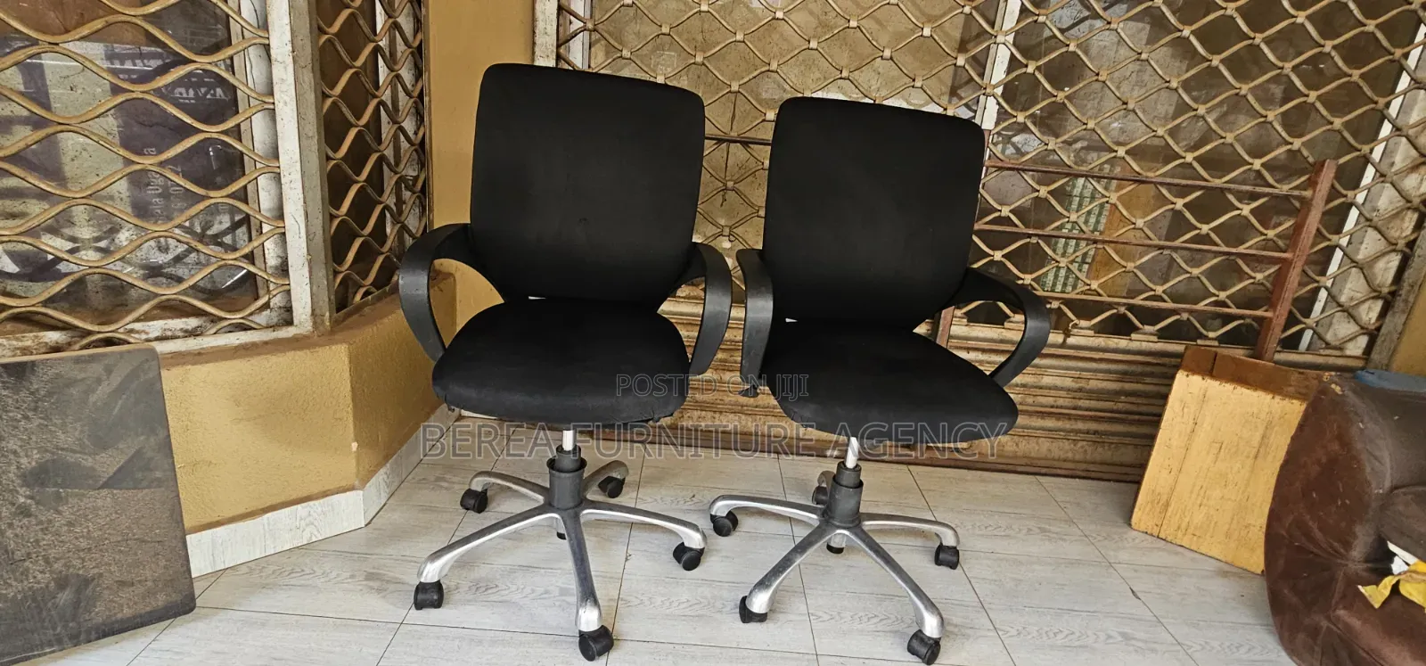 Simple Office Chairs With Metallic Stands 2pcs