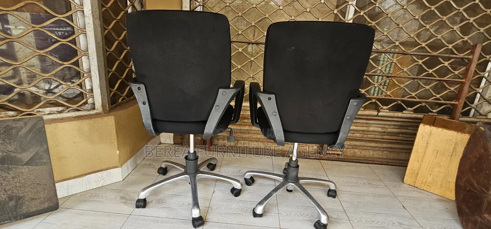 Simple Office Chairs With Metallic Stands 2pcs