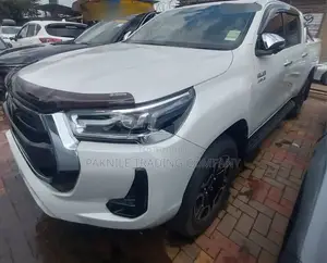 Toyota Hilux 2022 White