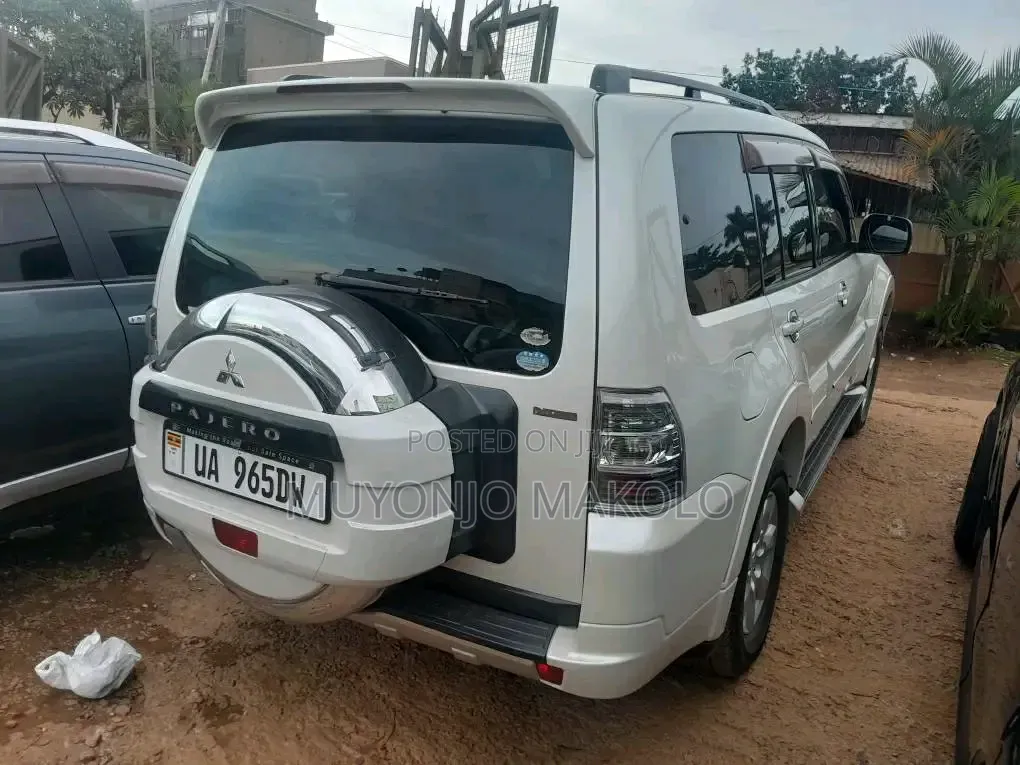 Mitsubishi Pajero 2010 White
