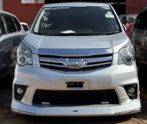 Toyota Noah 2.0 143hp AWD (8 Seater) 2013 Silver