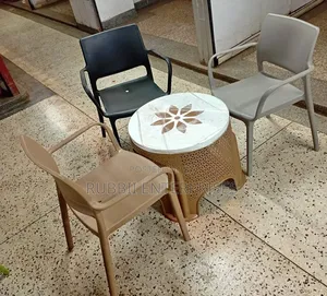 Round Table + 4 Bristo Armchair
