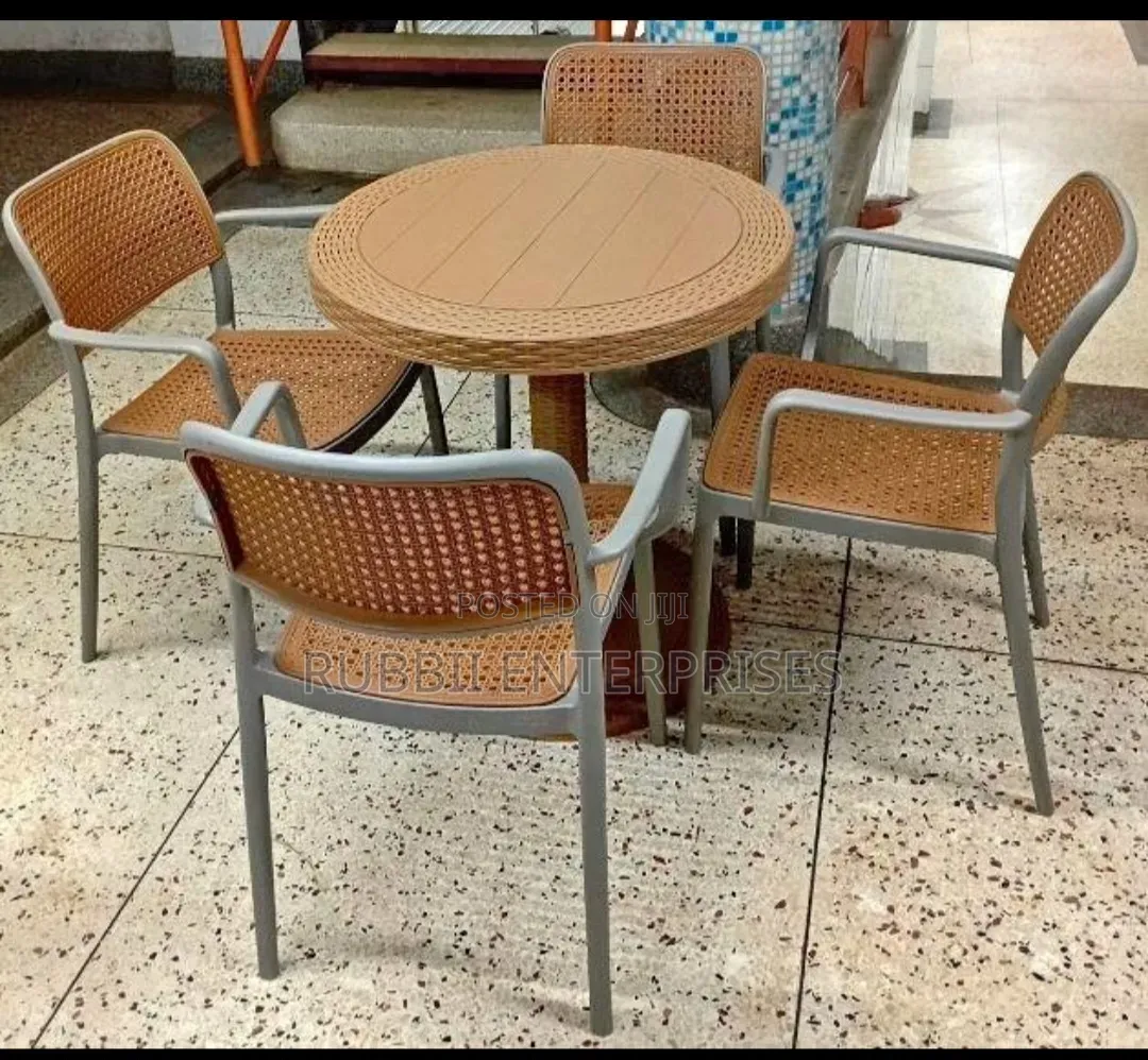 One Legged Round Table + Vip Chairs