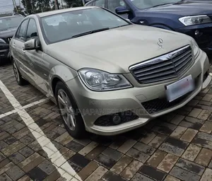 Mercedes-Benz C200 2012 Gold